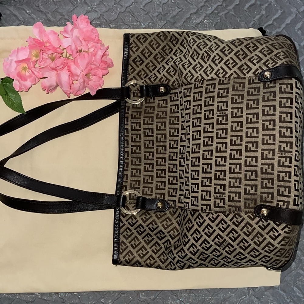 Preloved Fendi should bag great condition has some light scuffs on one corner.. - Picture 5 of 17